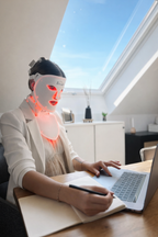 Ellagin PRO( 3 in 1 )                                          Sichtbar Faltenreduktion in 30 Tagen.                                        Akne sichtbar reduziert nach 2 Wochen.               LED-Lichttherapie mit IR Technologie